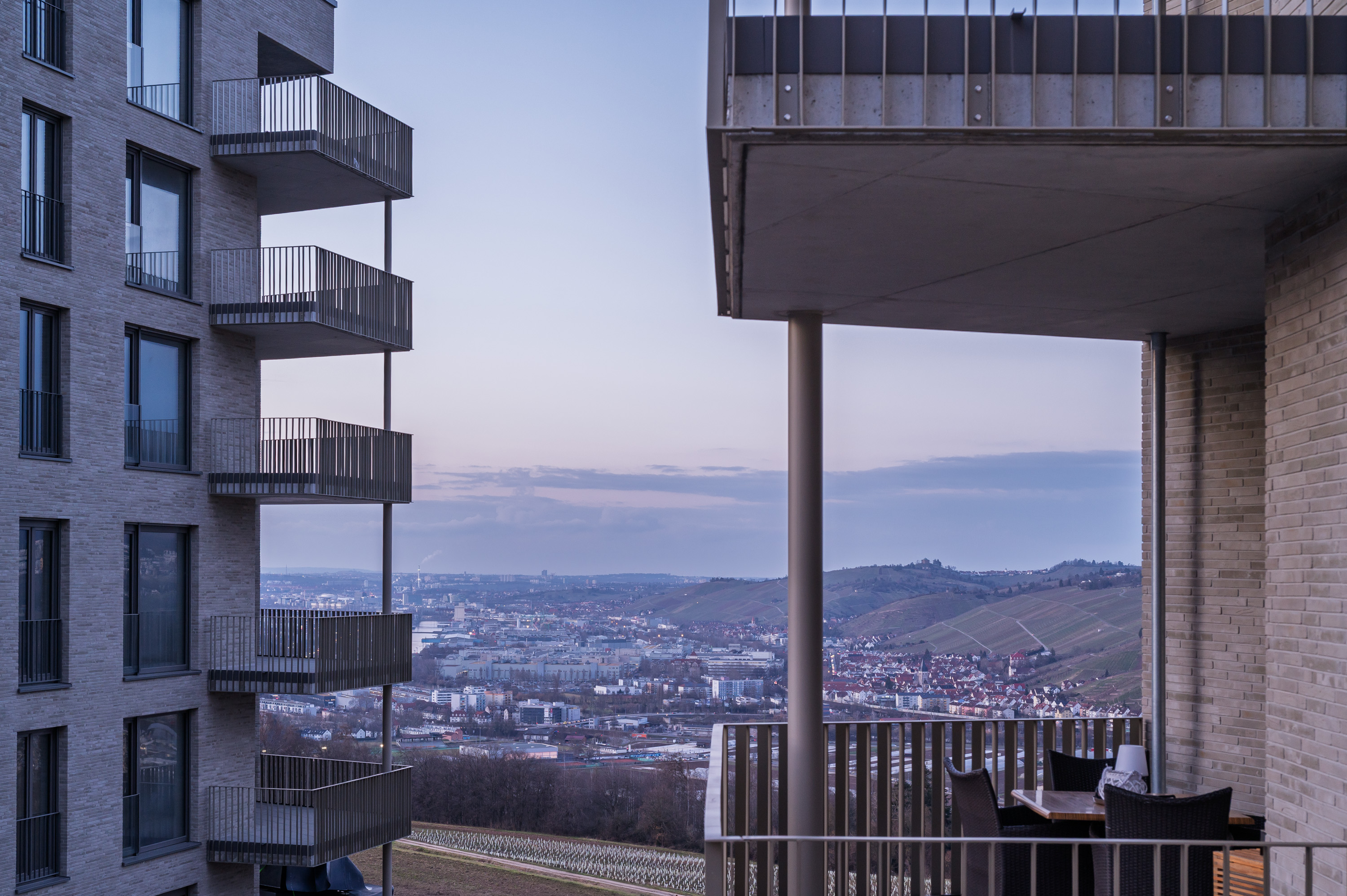 Paar schaut aus Fenster